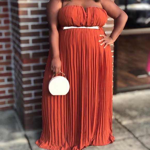 Dresses & Skirts - Plus Maxi Dress w/chrome belt